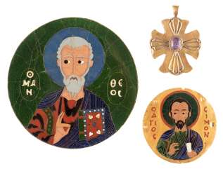 TWO GOLD PLAQUES, WITH THE EVANGELIST MATTHEW AND THE APOSTLE SIMON, AND CROSS PENDANT TWO GOLD PLAQUES, WITH THE EVANGELIST MATTHEW AND THE APOSTLE SIMON, AND CROSS PENDANT