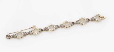 Bracelet with cultured pearl wreaths and diamonds France, around 1915 Bracelet with cultured pearl wreaths and diamonds France, around 1915