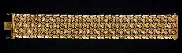 Golden bracelet with snap lock and 2 x safety eight Golden bracelet with snap lock and 2 x safety eight