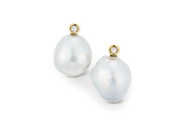 A PAIR OF CULTURED PEARL, DIAMOND, AND GOLD EAR CLIPS A PAIR OF CULTURED PEARL, DIAMOND, AND GOLD EAR CLIPS