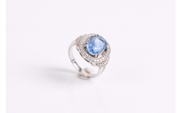 Ring in white gold (750 thousandths) set with a sapphire Ring in white gold (750 thousandths) set with a sapphire