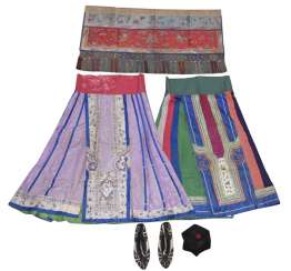 Liasse de Textiles, y compris les deux Seidenplissee-Jupes Liasse de Textiles, y compris les deux Seidenplissee-Jupes