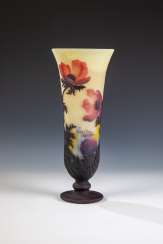 Fußvase with Anemone Fußvase with Anemone