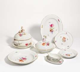 Dinner service with floral decoration Dinner service with floral decoration