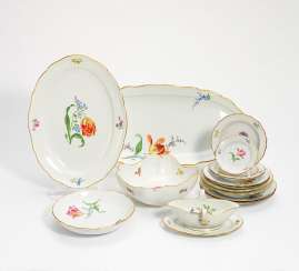 Dinner service with floral decoration Dinner service with floral decoration