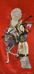 De la soie à broder avec Shoulao et Magu sur Fond rouge avec Brokatbordüre De la soie à broder avec Shoulao et Magu sur Fond rouge avec Brokatbordüre