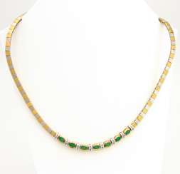 Necklace yellow gold / 18 K white gold, satin, centered with 7 oval fac. Emeralds (Rißchen / outbreaks) and 24 Brilliant White, which is about 0.3 ct - GET. White / SI - PIQUE Necklace yellow gold / 18 K white gold, satin, centered with 7 oval fac. Emeralds (Rißchen / outbreaks) and 24 Brilliant White, which is about 0.3 ct - GET. White / SI - PIQUE