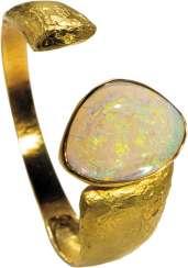 Gold bangle bracelet with fine Opal Gold bangle bracelet with fine Opal