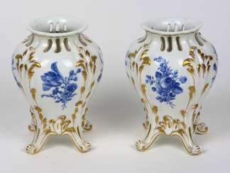 Pair of Rococo fragrance vases, Meissen, around 1775 Pair of Rococo fragrance vases, Meissen, around 1775