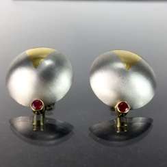 High profile platinum stud earrings with yellow gold item 750, as well as two rubies, one of a kind worked very well. High profile platinum stud earrings with yellow gold item 750, as well as two rubies, one of a kind worked very well.