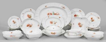 Dinner service with floral decoration Dinner service with floral decoration
