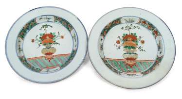 Pair of large porcelain plates with a multicoloured decoration of a vase of flowers in the mirror Pair of large porcelain plates with a multicoloured decoration of a vase of flowers in the mirror