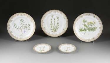 FIVE PLATES 'FLORA DANICA' Denmark, Royal Copenhagen, 1970s FIVE PLATES 'FLORA DANICA' Denmark, Royal Copenhagen, 1970s