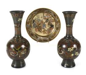 Paar Cloisonné-Vasen mit Dekor von Phönixen und Vögeln zwischen blühenden Zweigen Paar Cloisonné-Vasen mit Dekor von Phönixen und Vögeln zwischen blühenden Zweigen
