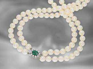Chain / necklace: formerly very expensive two-row vintage Akoya cultured pearl necklace with emerald / brilliant clasp, 18K white gold Chain / necklace: formerly very expensive two-row vintage Akoya cultured pearl necklace with emerald / brilliant clasp, 18K white gold
