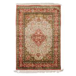 Orientteppich aus Seide. GHOM/PERSIEN, 20. JH., 158x107 cm. Orientteppich aus Seide. GHOM/PERSIEN, 20. JH., 158x107 cm.