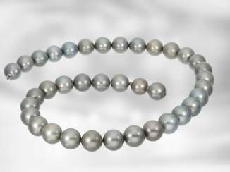 Chain: very nice Tahitian cultured pearl necklace with high quality built-in nittel removable buckle, new, NP, lt. Consignor 4800€. Chain: very nice Tahitian cultured pearl necklace with high quality built-in nittel removable buckle, new, NP, lt. Consignor 4800€.