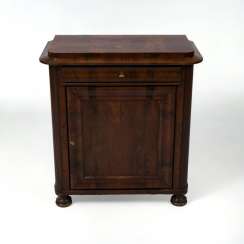Biedermeier-Pfeilerschränkchen Biedermeier-Pfeilerschränkchen