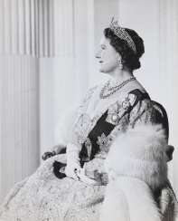 Buckley, Anthony (1912 London - in 1993, ibid.). Portrait of the Queen Mother. 1963 Buckley, Anthony (1912 London - in 1993, ibid.). Portrait of the Queen Mother. 1963