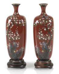 Paar Cloisonné-Vasen mit Dekor von Pflaumenblüten und Lilien auf rostrotem Grund Paar Cloisonné-Vasen mit Dekor von Pflaumenblüten und Lilien auf rostrotem Grund