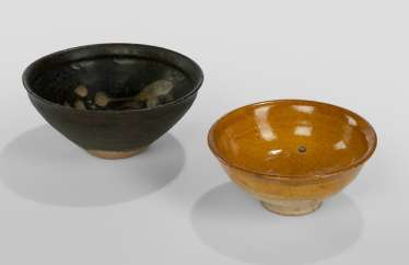Bowl from Jizhou-Ware with floral decoration and an amber-glazed bowl Bowl from Jizhou-Ware with floral decoration and an amber-glazed bowl