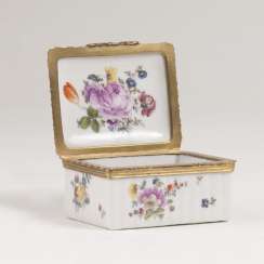 Tabatière with Ozier-braid-relief-and-flower painting Tabatière with Ozier-braid-relief-and-flower painting