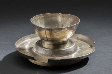 DRINKING CUP WITH A SET OF DRINKING CUP WITH A SET OF