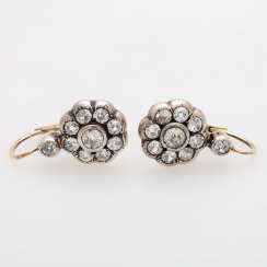 Earrings in flower shape Earrings in flower shape