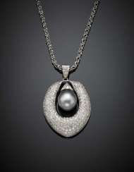 White gold rope necklace with cm 5.30 circa diamond pavé pendant holding a mm 13.10 circa tahitian pearl White gold rope necklace with cm 5.30 circa diamond pavé pendant holding a mm 13.10 circa tahitian pearl