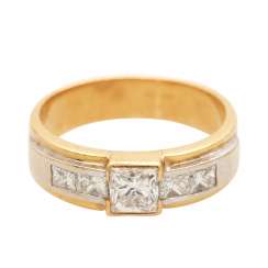 Ladies ring with diamonds in Princess-cut Ladies ring with diamonds in Princess-cut