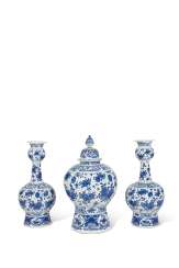 GARNITURE DE TROIS VASES EN FAIENCE DE DELFT GARNITURE DE TROIS VASES EN FAIENCE DE DELFT