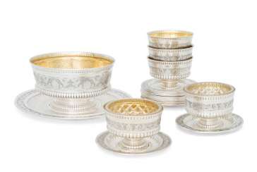 Set: shell on Präsentoir and 12 Bowls with saucers Set: shell on Präsentoir and 12 Bowls with saucers