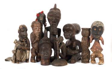 Acht afrikanische Holzfiguren und ein Bronzekopf Konvolut best Acht afrikanische Holzfiguren und ein Bronzekopf Konvolut best