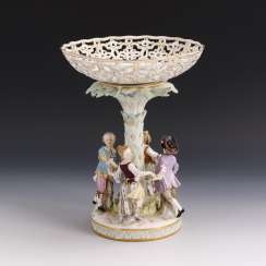 Centerpiece with children's dance Centerpiece with children's dance