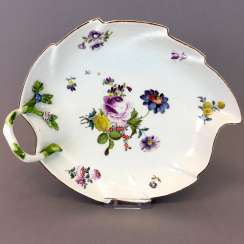 Johann Joachim Kaendler for the Royal Porcelain factory of Meissen: confectionery sheet with wood-cut flowers, to 1745, rare. Johann Joachim Kaendler for the Royal Porcelain factory of Meissen: confectionery sheet with wood-cut flowers, to 1745, rare.