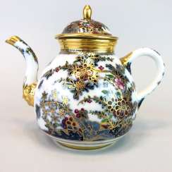Highly significant and Museum-like teapot with mask spout: Meissen porcelain in about 1725. Highly significant and Museum-like teapot with mask spout: Meissen porcelain in about 1725.