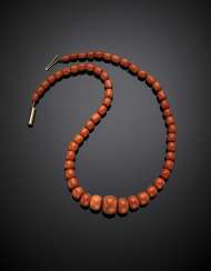 Graduated orange coral bead necklace with yellow gold clasp Graduated orange coral bead necklace with yellow gold clasp