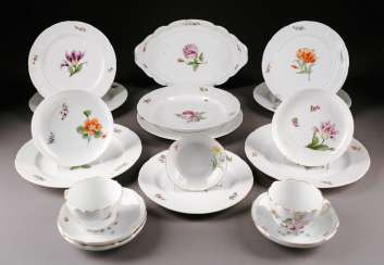 PORCELAIN VINTAGE 18-PIECE PORCELAIN GROUP of 'flower painting' in German, Meissen and Nymphenburg, 20. Century and earlier PORCELAIN VINTAGE 18-PIECE PORCELAIN GROUP of 'flower painting' in German, Meissen and Nymphenburg, 20. Century and earlier