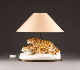 LAMPE MIT LAUERNDEM TIGERPAAR LAMPE MIT LAUERNDEM TIGERPAAR