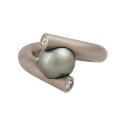 Ring with 2 brilliant-cut diamonds, together approx 0.2 ct Ring with 2 brilliant-cut diamonds, together approx 0.2 ct