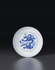 A BLUE AND WHITE 'DRAGON' DISH A BLUE AND WHITE 'DRAGON' DISH
