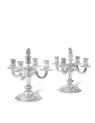 PAIRE DE CANDELABRES A CINQ LUMIERES EN ARGENT PAIRE DE CANDELABRES A CINQ LUMIERES EN ARGENT