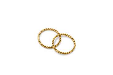 A PAIR OF GOLD ROPE-TWIST RINGS A PAIR OF GOLD ROPE-TWIST RINGS