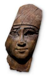 UN MASQUE DE MOMIE ÉGYPTIENNE EN BOIS UN MASQUE DE MOMIE ÉGYPTIENNE EN BOIS