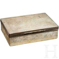 Finely carved mother-of-pearl snuffbox, Chinese export work, around 1800 Finely carved mother-of-pearl snuffbox, Chinese export work, around 1800