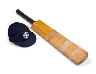GEOFFREY BOYCOTT CRICKET BAT AND CAP GEOFFREY BOYCOTT CRICKET BAT AND CAP