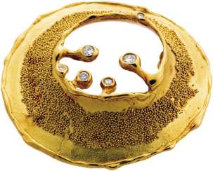 Large gold brooch / Ring set with brilliant-cut diamonds Large gold brooch / Ring set with brilliant-cut diamonds