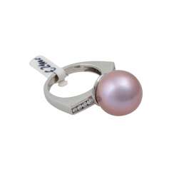 Ring with freshwater pearl and 8 small brilliant-cut diamonds Ring with freshwater pearl and 8 small brilliant-cut diamonds