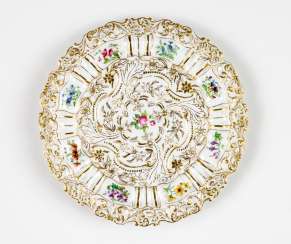 Magnificent plate with floral motifs Magnificent plate with floral motifs