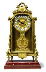 A FRENCH ORMOLU MANTEL CLOCK A FRENCH ORMOLU MANTEL CLOCK